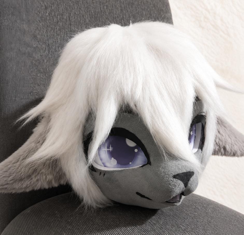 Cabeza estilo kigurumi gris con peluca blanca larga y ojos morados brillantes.