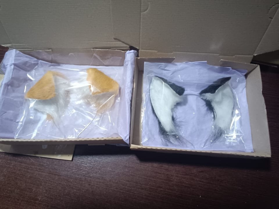 Dos pares de orejas de fursuit, naranja/blanco y blanco/negro, listas para envío.