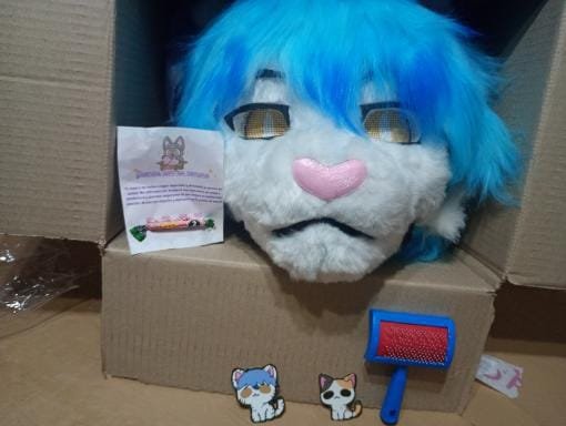 Cabeza estilo kigurumi celeste con peluca a juego, lista para su entrega.