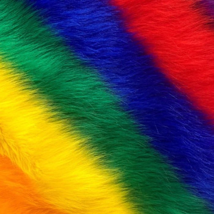 Muestra de tela peluche color arcoíris franjas, textura de pelo.