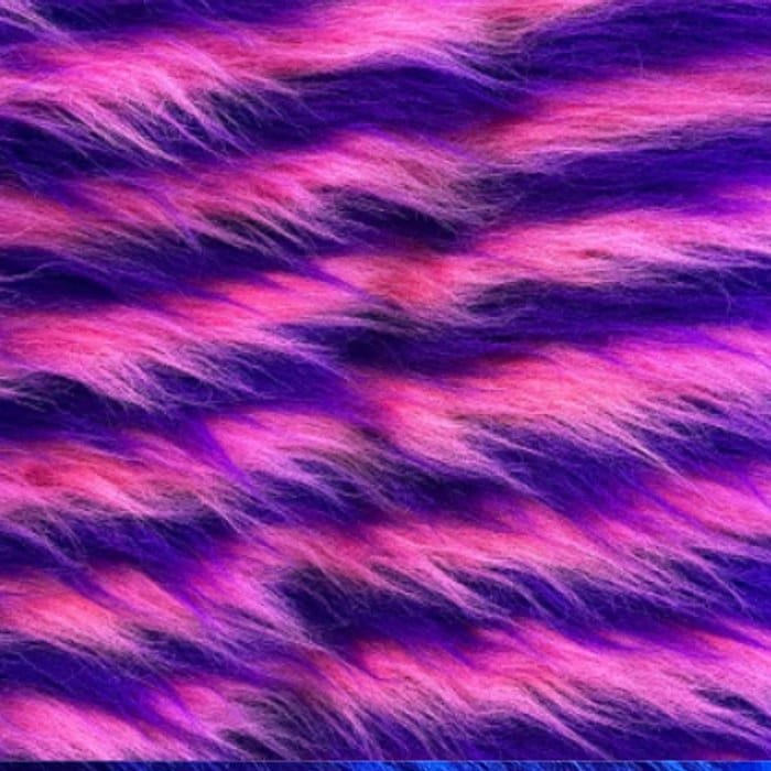 Muestra de tela peluche color arcoíris rayado, textura de pelo.