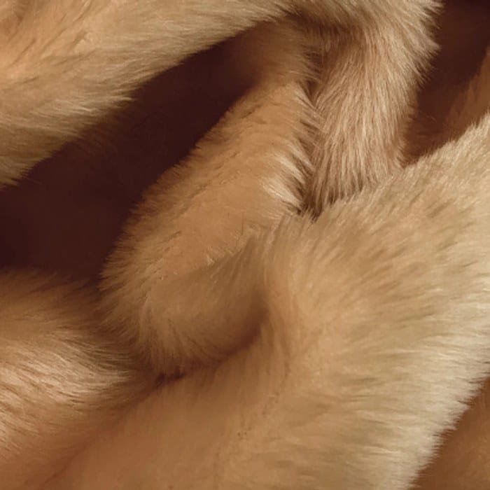 Muestra de tela peluche color canela, textura de pelo.