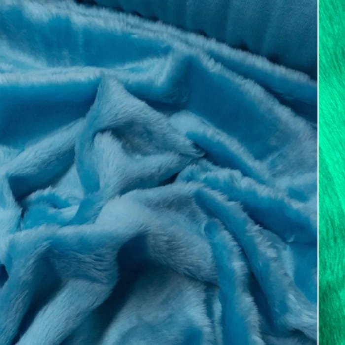 Muestra de tela peluche color celeste, textura de pelo.