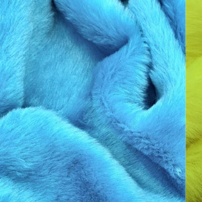 Muestra de tela peluche color cian, textura de pelo.