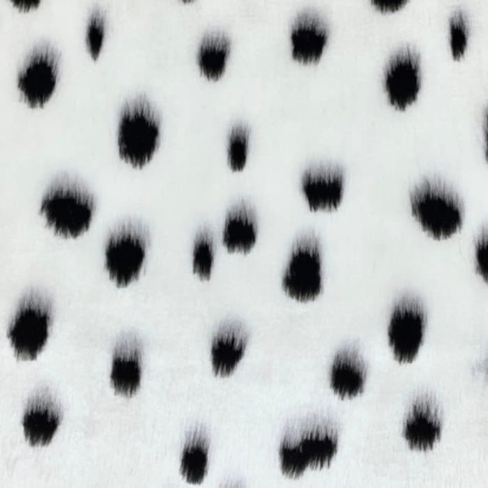 Muestra de tela peluche color dálmata, textura de pelo.