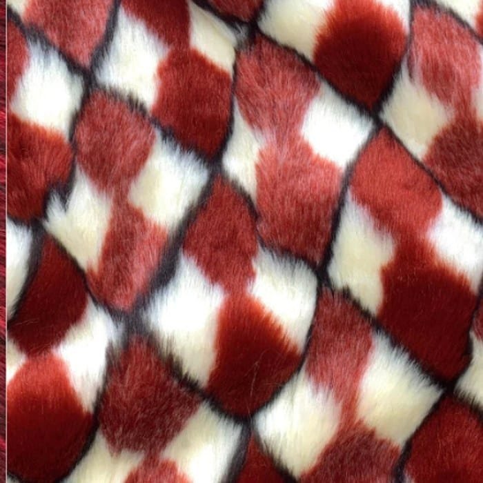 Muestra de tela peluche color diamante bordó, textura de pelo.