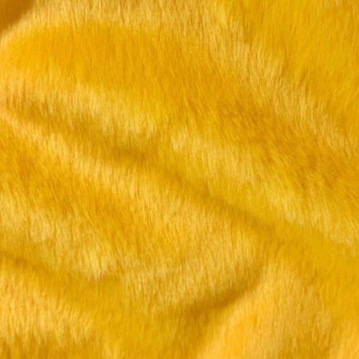 Muestra de tela peluche color dorado, textura de pelo.