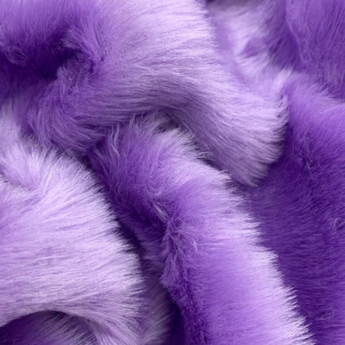 Muestra de tela peluche color lila, textura de pelo.