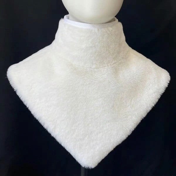 Cuello de pelo corto blanco sobre maniquí, fondo negro.