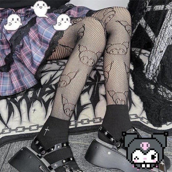 Medias de red con estampado de Kuromi.