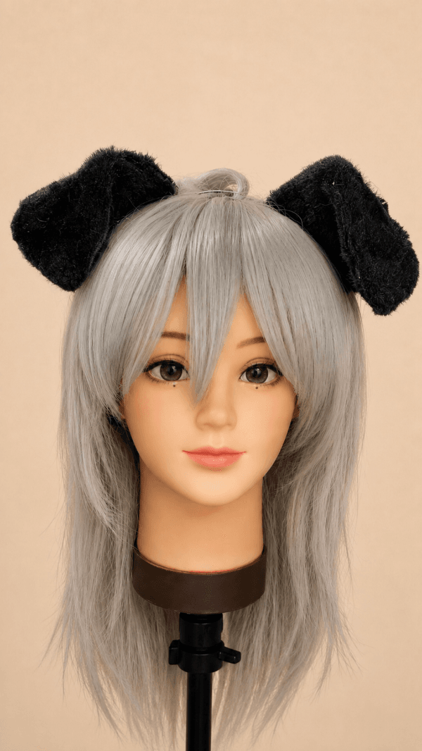Orejas de fursuit negras estilo perro sobre base con peluca.