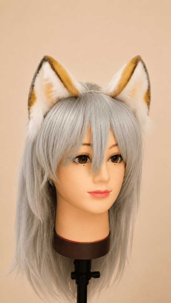 Orejas de fursuit estilo gato de raza sobre base con peluca.