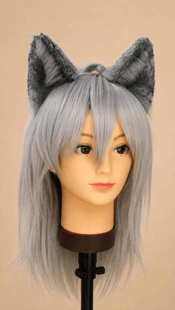 Orejas de fursuit grises sobre base con peluca.