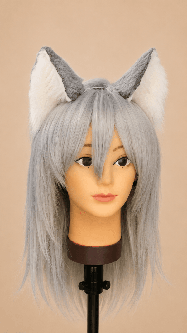 Orejas de fursuit grises y blancas sobre base con peluca gris.