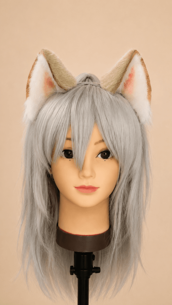 Orejas de fursuit marrones y blancas sobre base con peluca.